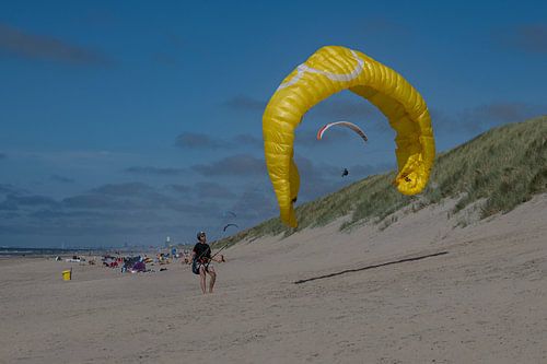 Paraglider bij de Noordzee