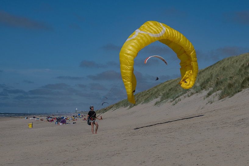 Gleitschirmflieger an der Nordsee von Peter Bartelings