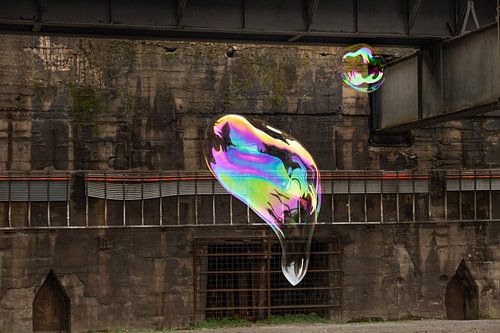 Kleurrijke zeepbel in industriële omgeving