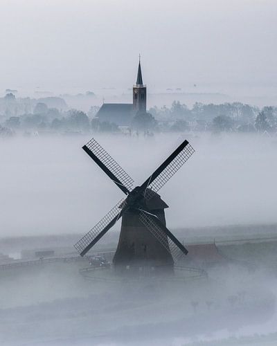 Mistige molen bij Schermerhorn in de ochtend