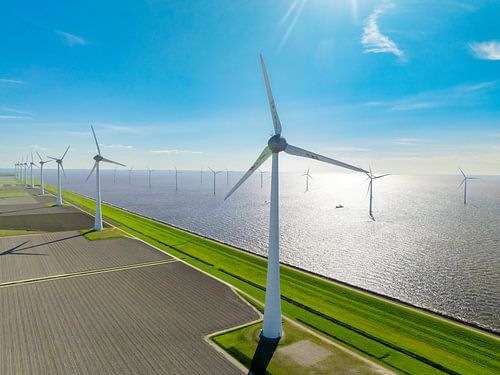 Windturbines in windpark aan de oever van het meer produceren elektriciteit tijdens de wintermaanden