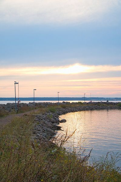 Haven bij zonsondergang aan het Vaetternmeer in Zweden van Martin Köbsch
