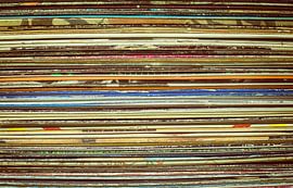 Pile de pochettes de vinyles colorées sur Patricia Hofmeester