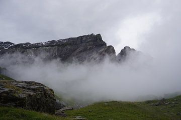 wolken door de bergen van foto's van gijs