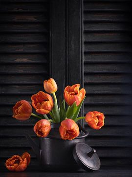 Nature morte, tulipes dans une bouilloire (Tulipa Sunshine) sur Oda Slofstra