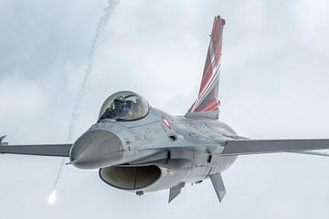Air-to-air fotografie: General Dynamics F-16A Fighting Falcon van de Deense Luchtmacht laat zich van van Jaap van den Berg