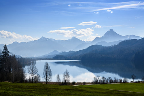 weissensee im morgenlicht vor den bergen der bayerischen alpen vor blauem himmel bei füssen, allgäu,
