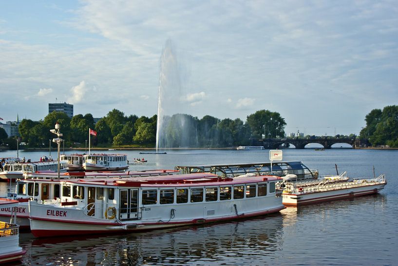 Inner Alster, excursion boat and Alster fountain by Norbert Sülzner