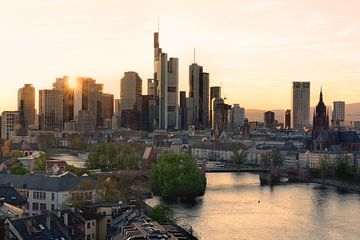 Sonne über der Skyline - Frankfurt am Main von Rolf Schnepp