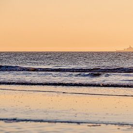Schip op de Noordzee tijdens zonsondergang van Rutger van der Klip