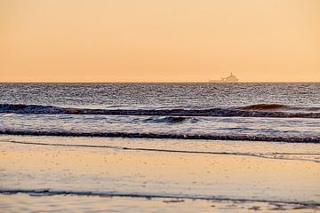 Schip op de Noordzee tijdens zonsondergang van Rutger van der Klip
