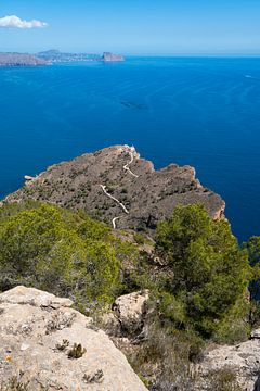 Kliffen met vuurtoren aan de Middellandse Zee van Adriana Mueller