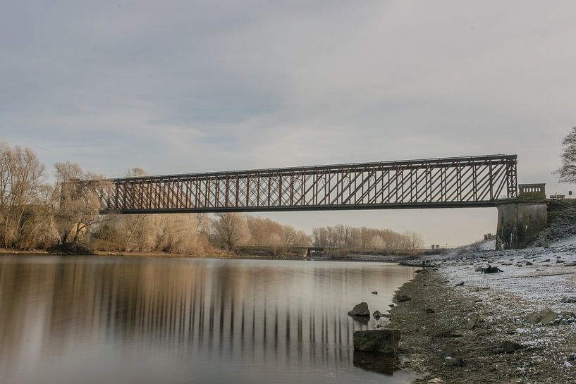 Spoorbrug Griethausen in een winterlandschap van Patrick Verhoef