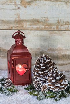 Rustieke kerstdecoratie met brandende kaars in rode lantaarn van Alex Winter