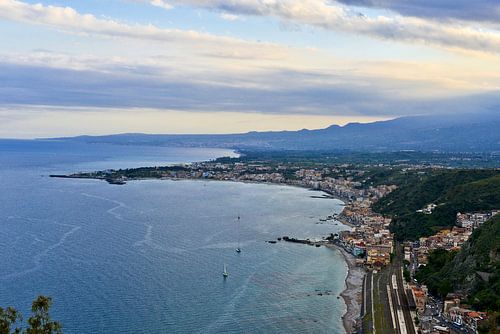Romantisch avondlicht in de baai van Taormina op Sicilië