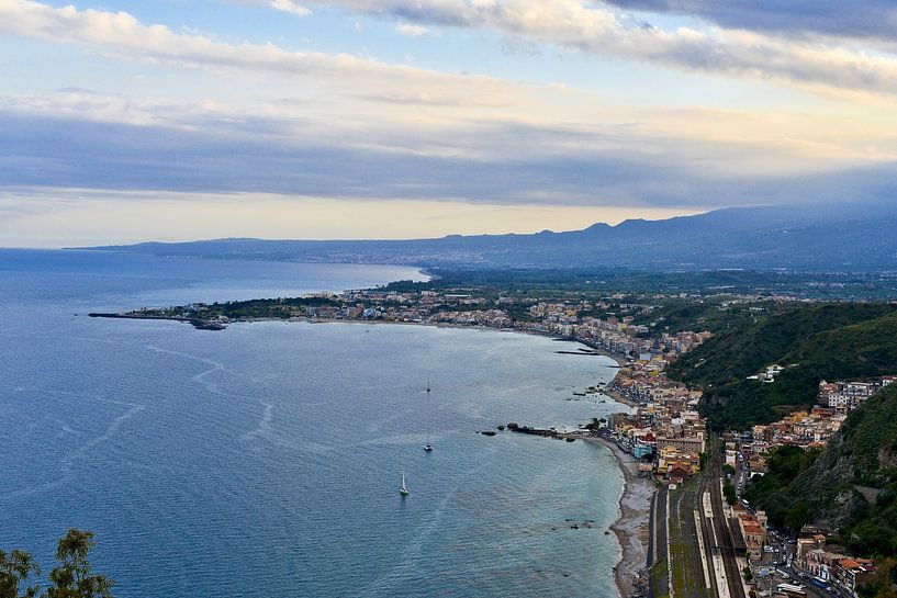Romantic evening light at the bay of Taormina in Sicily by Silva Wischeropp