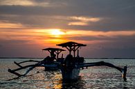Traditionele Balinese boten (Jukung) bij zonsondergang  van Willem Vernes thumbnail