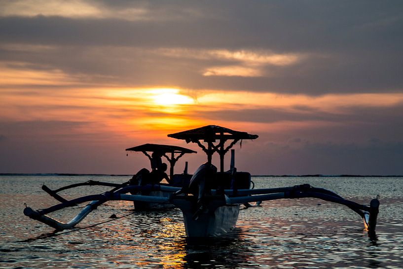 Traditionele Balinese boten (Jukung) bij zonsondergang  van Willem Vernes