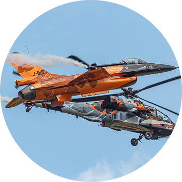 Twee demo teams KLu: Apache demo en F-16 demo. van Jaap van den Berg