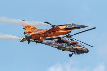 Zwei Demo-Teams KLu: Apache-Demo und F-16-Demo. von Jaap van den Berg