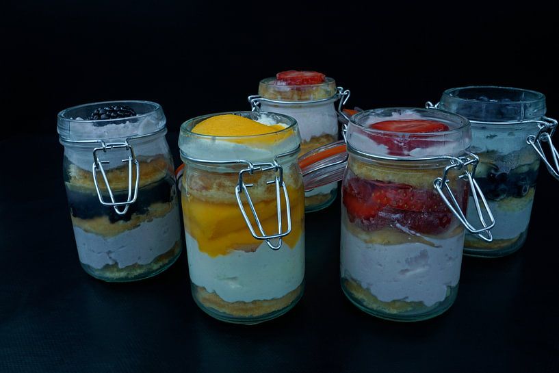 Joghurt-Sahne-Bisquit und frische Früchte im Glas von Babetts Bildergalerie