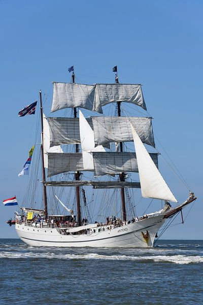 Drieemaster bark Artemis klassiek zeilt op de Waddenzee van Sjoerd van der Wal