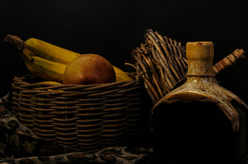 Corbeille de pommes avec fruits et bouteille en poterie