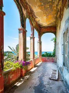 Verlassener Balkon mit Meerblick.