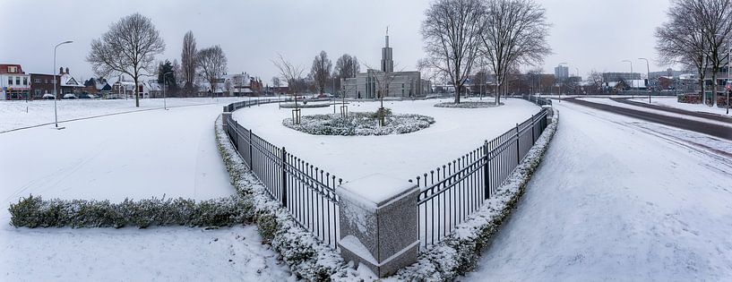 Panorama van de Mormonenkerk (Den Haag tempel) in de sneeuw in Zoetermeer van Roy Poots