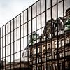 Newcastle, standbeeld en reflectie oude gebouwen in ramen van Eric van Nieuwland
