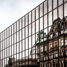 Newcastle, standbeeld en reflectie oude gebouwen in ramen van Eric van Nieuwland