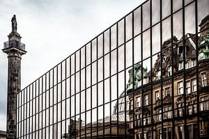 Newcastle, statue et reflet de vieux bâtiments dans les fenêtres