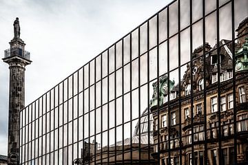 Newcastle, standbeeld en reflectie oude gebouwen in ramen