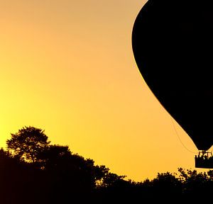 Luchtballon tijdens zonsondergang van Marcel Kerdijk