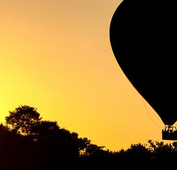 Luchtballon tijdens zonsondergang van Marcel Kerdijk
