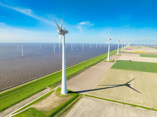 Windturbines in windpark aan de oever van het meer produceren elektriciteit tijdens de wintermaanden
