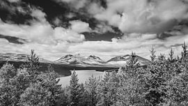 Die Sohlberg-Seen im Rondane-Nationalpark in Schwarz-Weiß, Norwegen von Henk Meijer Photography