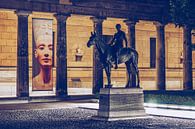 Museumeiland Berlijn - Kolonnadenhof bij nacht van Alexander Voss thumbnail