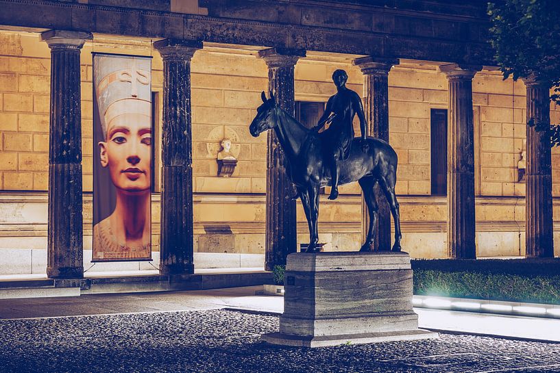 Museumeiland Berlijn - Kolonnadenhof bij nacht van Alexander Voss