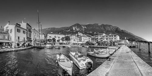 Zomer in de haven van Malcesine aan het Gardameer. Zwart-witfoto.
