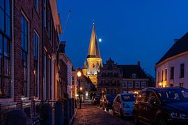 Tour médiévale et porte de la ville dans le centre-ville de Zutphen avec ciel bleu et lune sur Fotografiecor .nl