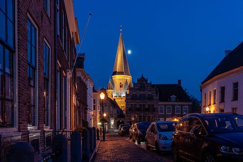 Tour médiévale et porte de la ville dans le centre-ville de Zutphen avec ciel bleu et lune