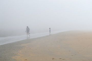 Mistig moment op het strand bij IJmuiden van Marianne Eggink - Fotografie en digitale kunst