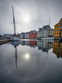 Segelschiff im Hafen von Ålesund, Norwegen von qtx