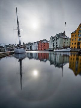 Zeilschip in de haven van Ålesund, Noorwegen van qtx
