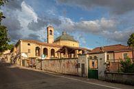 Kleine kerk nabij Gavi Piemont Italie vlak voor zonsondergang van Joost Adriaanse thumbnail