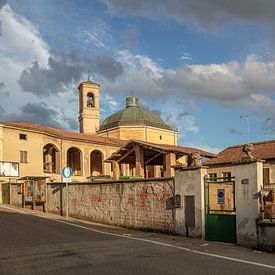 Kleine kerk nabij Gavi Piemont Italie vlak voor zonsondergang van Joost Adriaanse