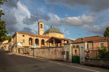 Kleine kerk nabij Gavi Piemont Italie vlak voor zonsondergang