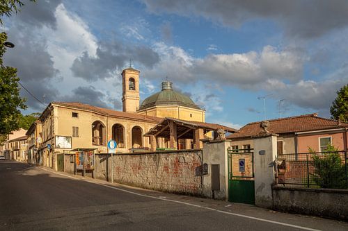 Petite église près de Gavi Piemont Italie juste avant le coucher du soleil