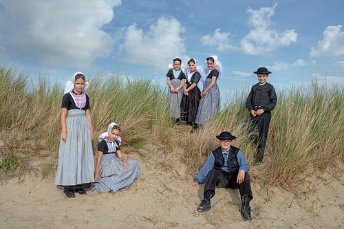 Enfants en costume de Walcheren dans les dunes